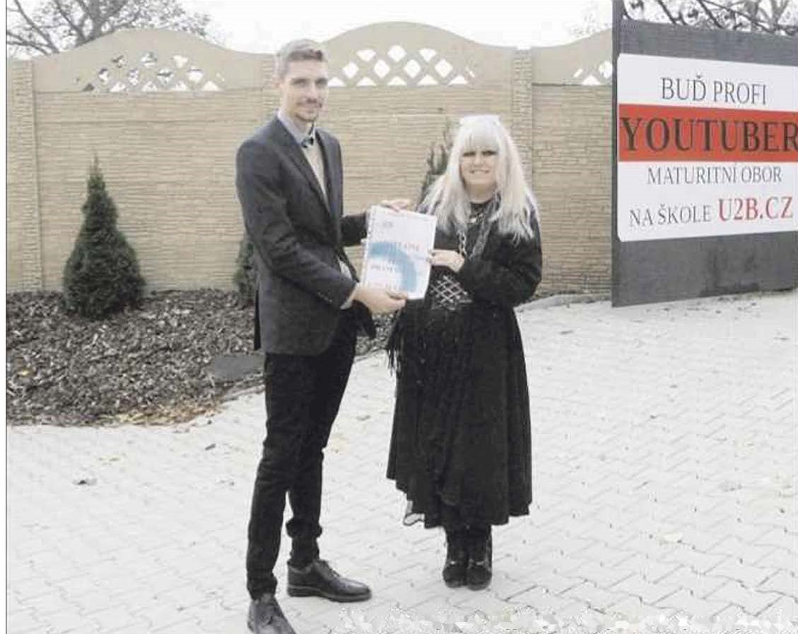 Ředitel Černý předává ocenění paní učitelce Hereitové